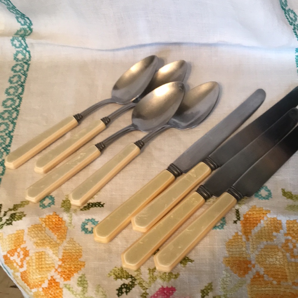 SOLD Vtg  20’s/30’s  (8) Pieces Bakelite Spoons/Knives